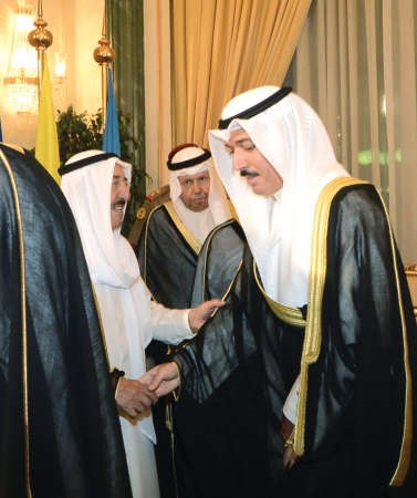 الشيخ احمد جابر العبدالله مهنئا صاحب السمو ويبدو احمد فهد الفهد