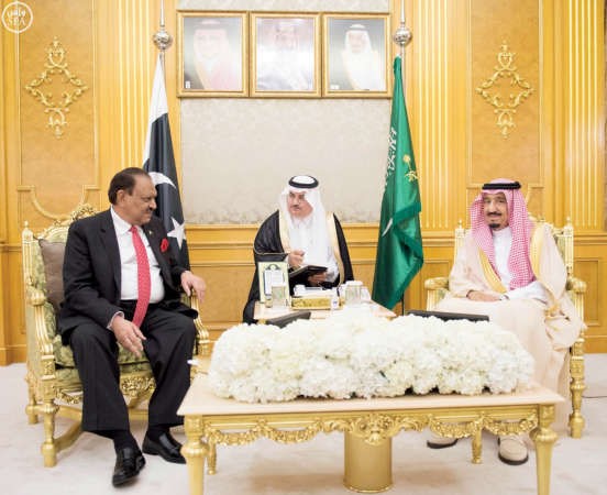 خادم الحرمين الشريفين الملك سلمان بن عبدالعزيز خلال مباحثاته مع الرئيس الباكستاني ممنون حسين في جدة امس الاول واس 