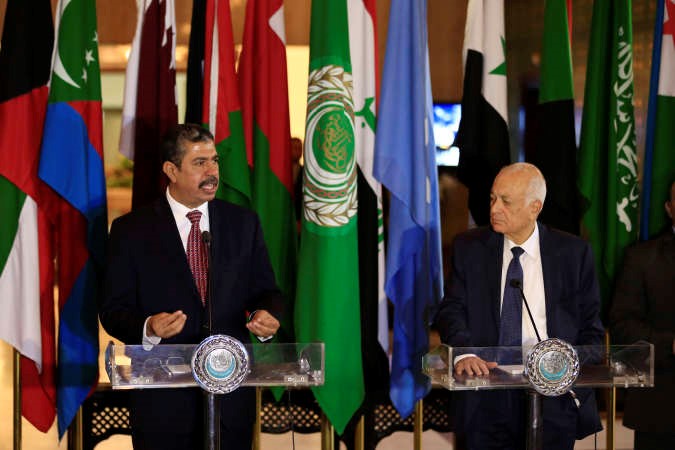 نائب الرئيس ورئيس وزراء اليمن خالد بحاح وامين عام الجامعة العربية نبيل العربي خلال مؤتمرهما الصحافي المشترك في القاهرة امس الاول اپ 