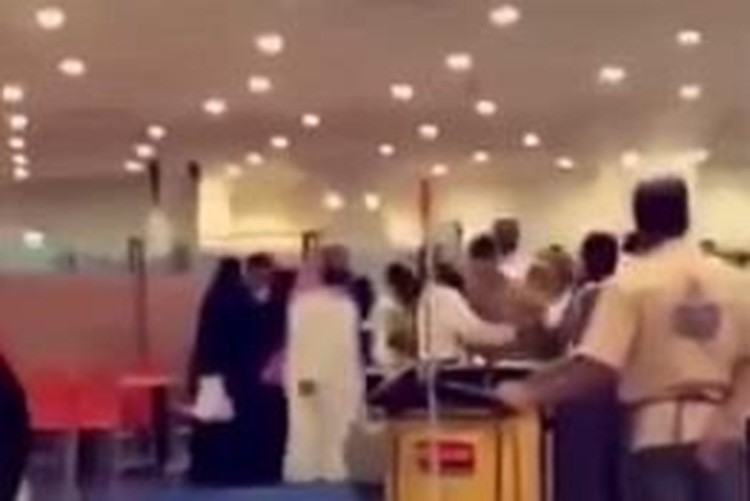 بالفيديو.. سعوديون يضربون شاباً داخل سوق شهير بالرياض لتحرشه بالمتسوقات 