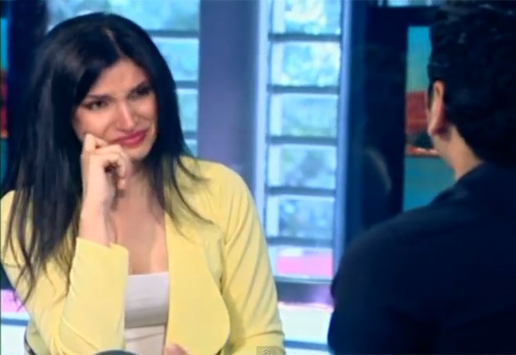 بالفيديو.. مذيعة لبنانية تبكي على الهواء بسبب ماقاله هذا الشاعر امامها