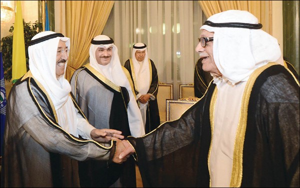 صاحب السمو الامير الشيخ صباح الاحمد يتلقى التهنئة برمضان من د صالح العجيري ويبدو الشيخ خالد العبدالله والسفير احمد فهد الفهد