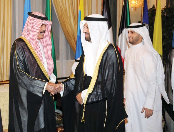 سمو ولي العهد مصافحا م فلاح الهاجري