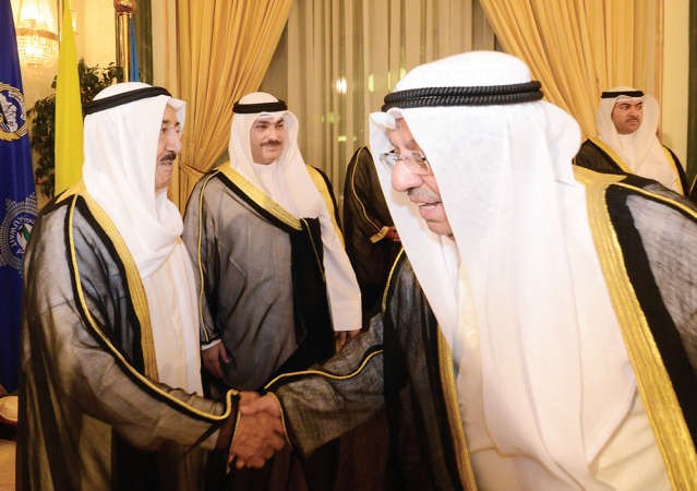 صاحب السمو الامير مصافحا احد المهنئين