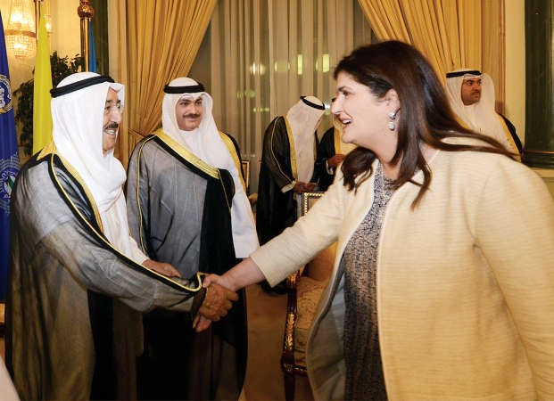 صاحب السمو الامير يتلقى التهنئة من د ندى المطوع