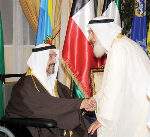 ويصافح احد المهنئين