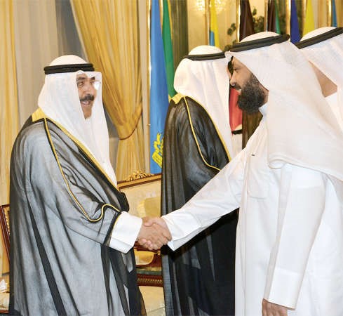 الشيخ مشعل الاحمد يتلقى تهنئة مانع العجمي 