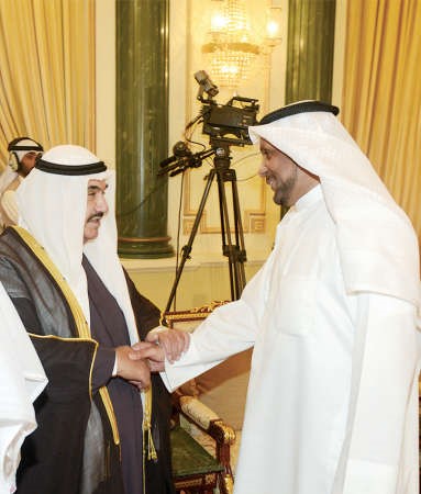 سمو الشيخ ناصر المحمد مصافحا بدر الناشي