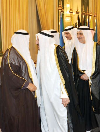 احمد لاري وخليل عبدالله يهنئان سمو الشيخ ناصر المحمد