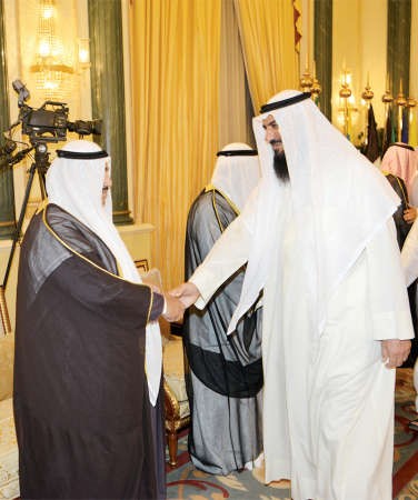 سمو الشيخ ناصر المحمد مصافحا فهد الخنة 