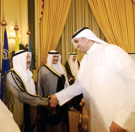 صاحب السمو الامير مصافحا فيصل الرومي