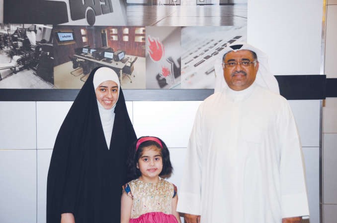 الطالبة المتفوقة صفية الشمالي مع والدها واختها	 يوسف كريم﻿