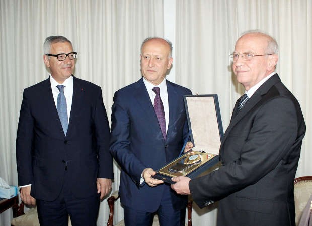 وزير العدل اشرف ريفي مكرما المدعي العام التمييزي القاضي سمير حمود بحضور رئيس مجلس القضاء الاعلى القاضي جان فهد محمود الطويل