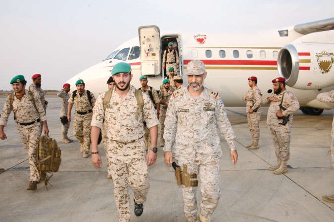 الرائد سمو الشيخ خالد بن حمد ال خليفة قائد قوة الحرس الملكي الخاصة خلال تفقده قوات بلاده المرابطة في جازان على الحدود السعودية اليمنية امس الاولالعربية نت ﻿