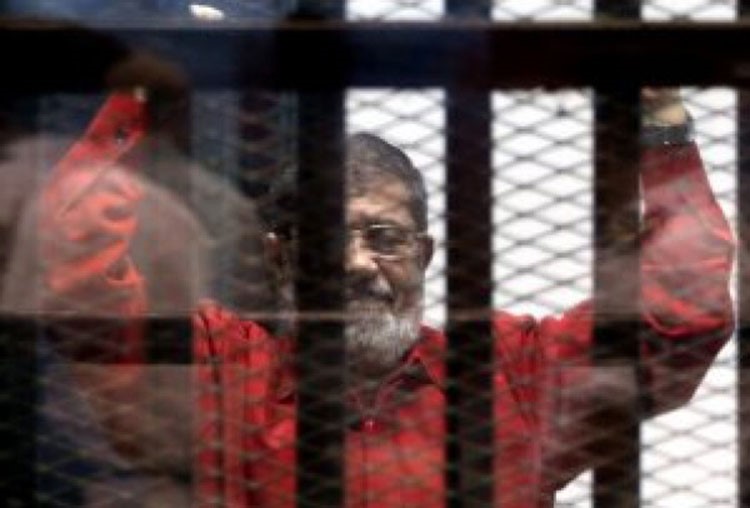 بالفيديو.. شاهد مرسي يظهر ببدلة الاعدام الحمراء لأول مرة