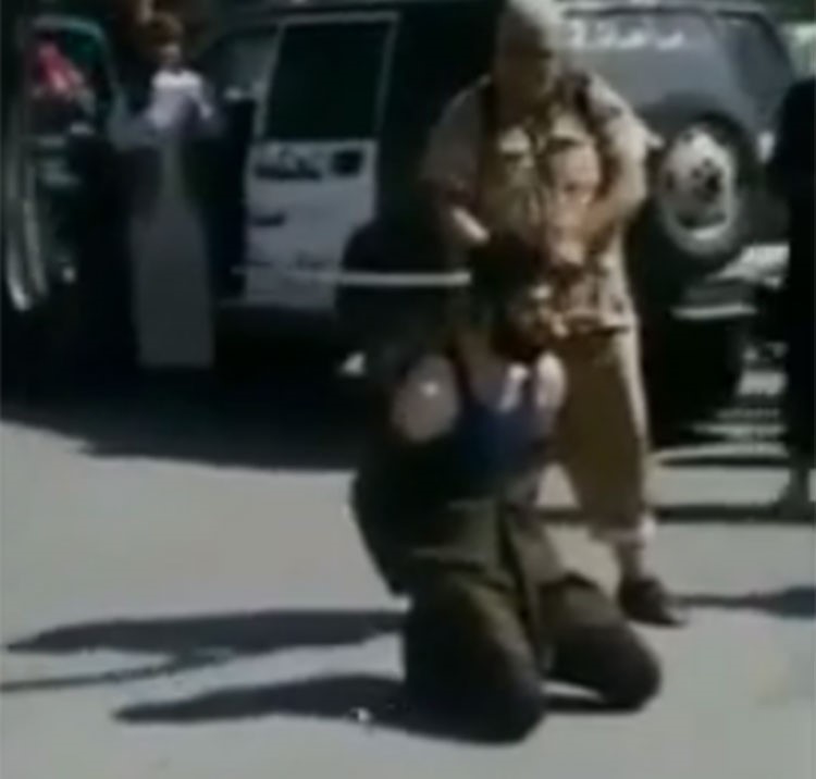 بالفيديو.. داعش يعدم قياديا في النصرة أمام أطفال