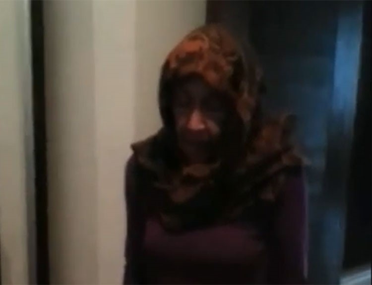 بالفيديو.. مساعدة الفنان "تومي عمران "الأجنبية تعتنق الإسلام على يده داخل المسجد