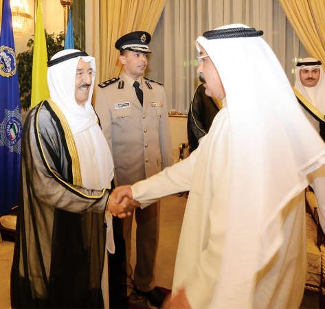 صاحب السمو الامير مصافحا اللواء عبدالحميد العوضي ﻿