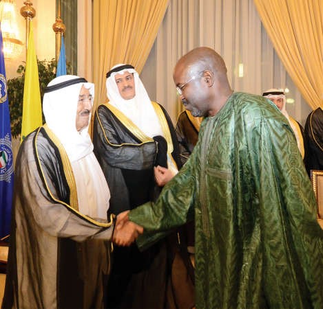 صاحب السمو مصافحا السفير السنغالي عبد الاحد امباكي ﻿