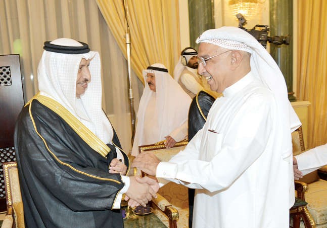 سمو رئيس الوزراء الشيخ جابر المبارك مصافحا بدر شيخان الفارسي ﻿