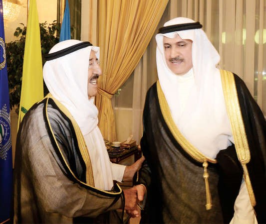 صاحب السمو مصافحا السفير ضاري العجران ﻿