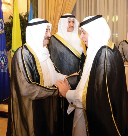 صاحب السمو مصافحا السفير السعودي دعبد العزيز الفايز ﻿