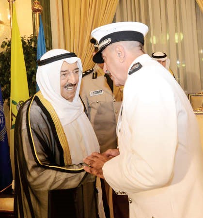 صاحب السمو الامير في حديث مع اللواء الشيخ محمد اليوسف ﻿