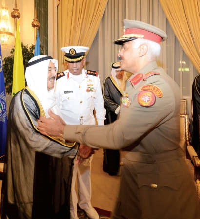 سمو الامير مصافحا الفريق محمد الخضر ﻿