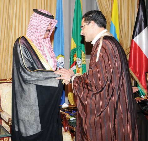 سمو ولي العهد الشيخ نواف الاحمد مصافحا السفير التونسي نور الدين الري ﻿