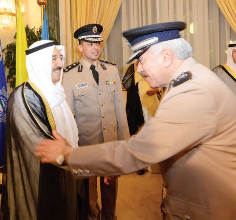 صاحب السمو مصافحا اللواء محمود الدوسري ﻿