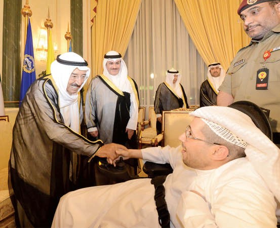 صاحب السمو مصافحا احد المهنئين﻿