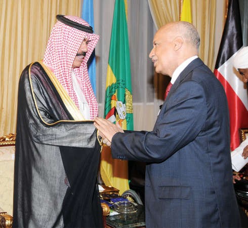 سمو ولي العهد الشيخ نواف الاحمد مصافحا السفير المصري عبدالكريم سليمان ﻿