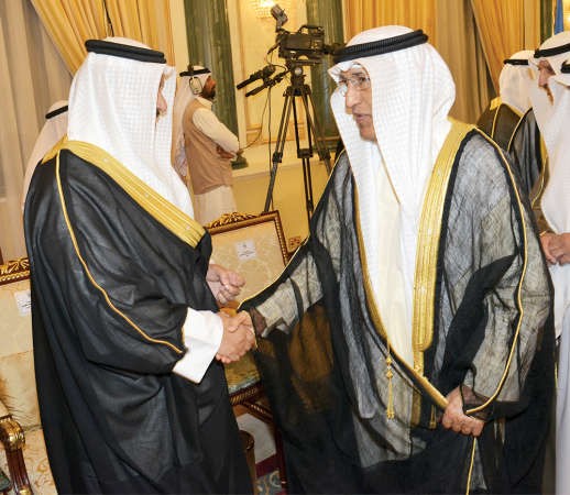 سمو رئيس الوزراء مصافحا السفير عبد العزيز الشارخ ﻿