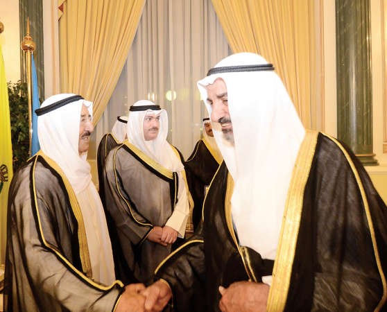 صاحب السمو مصافحا احمد الجاسر ﻿