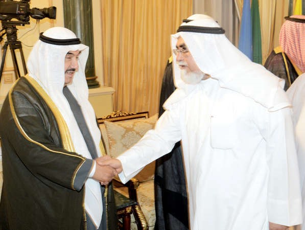 سمو الشيخ ناصر المحمد مصافحا دعبد المحسن الخرافي ﻿