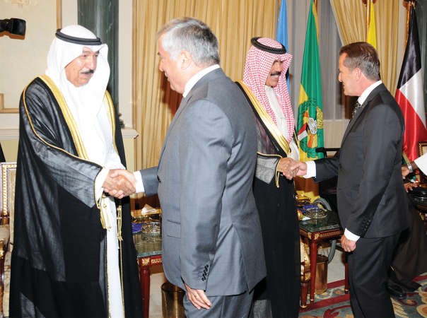 سمو ولي العهد الشيخ نواف الاحمد والشيخ جابر العبد الله في استقبال المهنئين ﻿