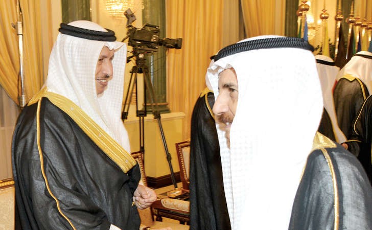 سمو رئيس الوزراء الشيخ جابر المبارك مصافحا المستشار فيصل المرشد﻿
