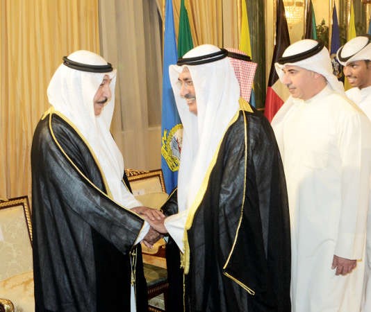 الشيخ جابر العبد الله مصافحا د عبد المحسن المدعج ﻿