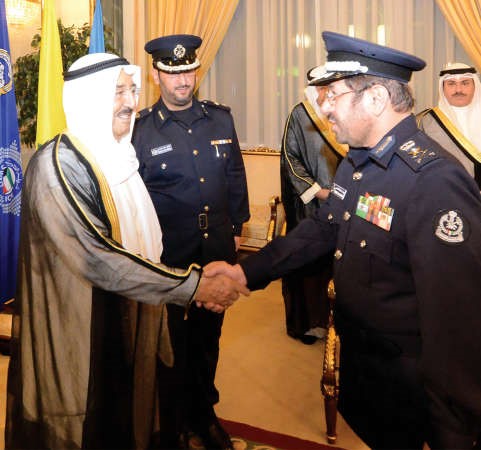 صاحب السمو مصافحا الفريق يوسف الانصاري ﻿