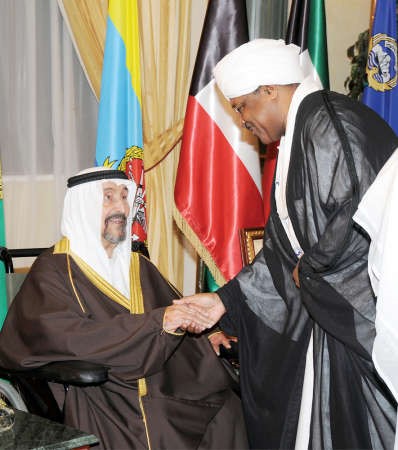 سمو الشيخ سالم العلي مصافحا السفير السوداني ﻿