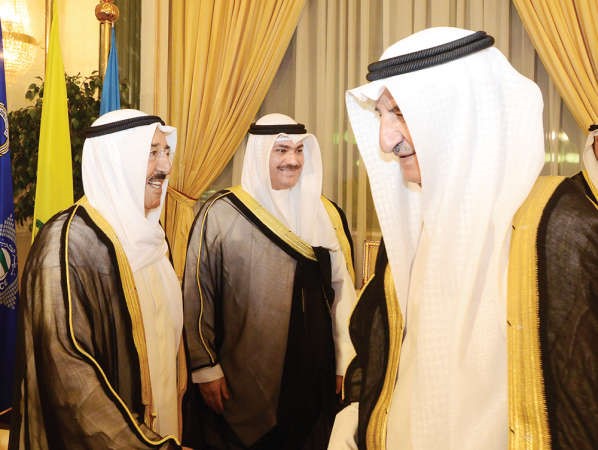 صاحب السمو مصافحا محمد الفجي﻿