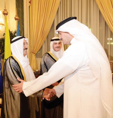 صاحب السمو الامير مصافحا محمد المطير ﻿