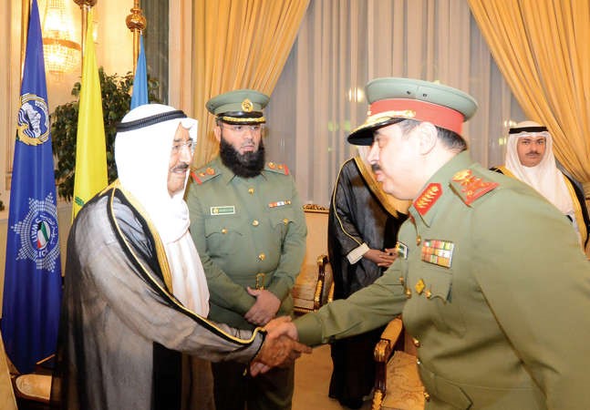 صاحب السمو مصافحا الفريق هاشم الرفاعي ﻿