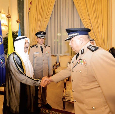 صاحب السمو الامير الشيخ صباح الاحمد مصافحا الفريق سليمان الفهد ﻿