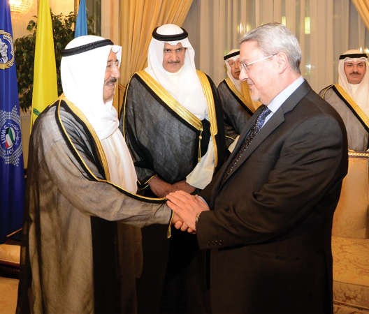 السفير العراقي محمد حسين بحر العلوم مصافحا صاحب السمو الامير ﻿