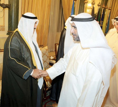 سمو الشيخ ناصر المحمد مصافحا محمد الدلال﻿
