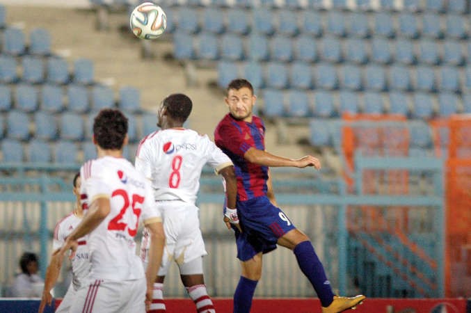 صراع على الكرة بين لاعبي الزمالك وبتروجت﻿