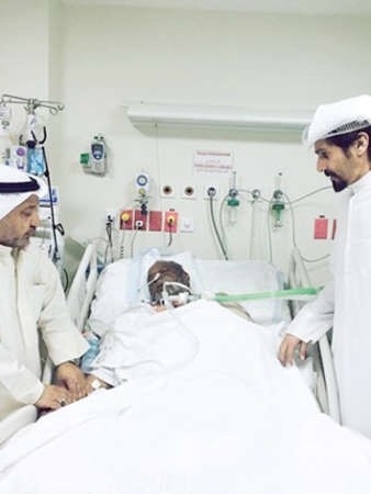 ياسر العماري وحسين القلاف اثناء زيارتهما للفنان حمد ناصر