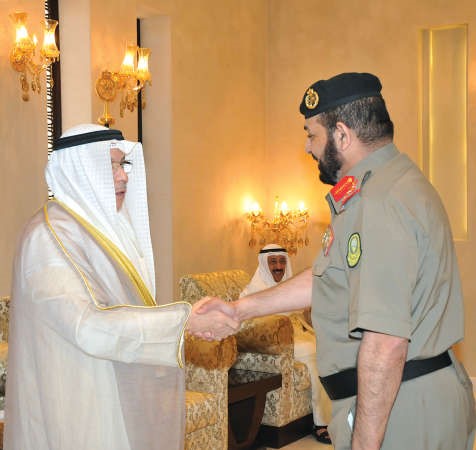 الشيخ خالد الجراح يتلقى تهنئة احد الضباط
