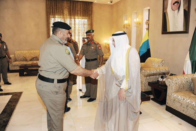 الشيخ خالد الجراح والفريق الركن محمد الخضر يستقبلان المهنئين من منتسبي وزارة الدفاع